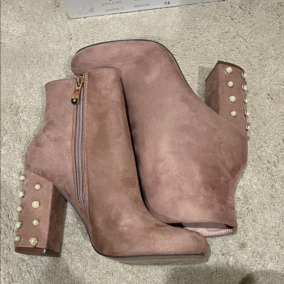 Chic Mauve Ankle Boots with Gold Studded Heels - Picture 1 of 5